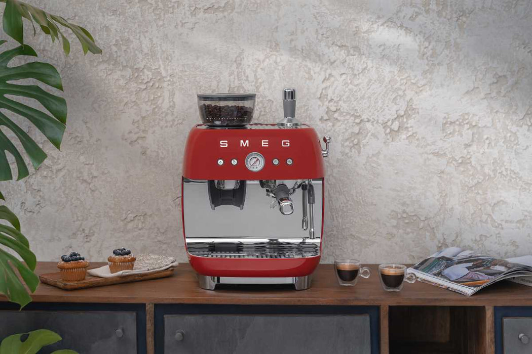 Smeg Siebträger Espresso Kaffeemaschine mit Kaffeemühle EGF03