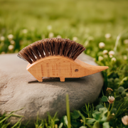 kleiner Mini Tischbesen als Igel