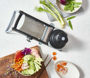 de Buyer Gemüsehobel La Mandoline Swing Plus mit Gemüse