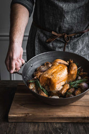 eingebrannte Eisenpfanne von de Buyer. Ausführung mit 2 Griffen und hohem Rand