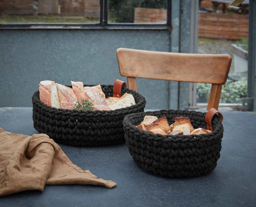 Häckelkörbe dunkel aus Baumwolle mit Lederschlaufe von Asa | Online oder Lokal erhältlich bei Stil und Ambiente Waldshut-Tiengen